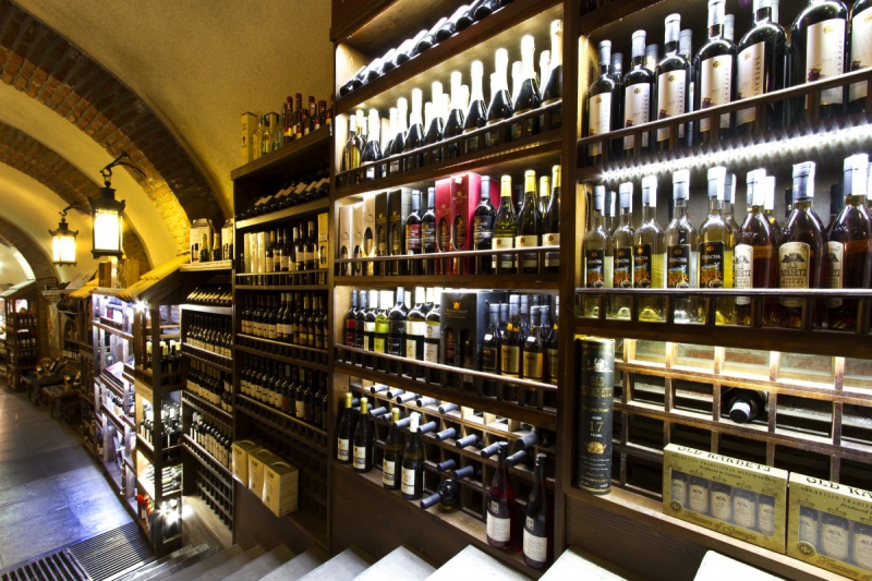 vitrine-SIGALE-min_world_street_travel_shop_canon_georgia_wine_bottles-429767